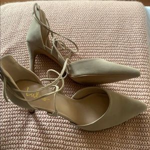 Lulus nude strappy heel closed toe - never worn!